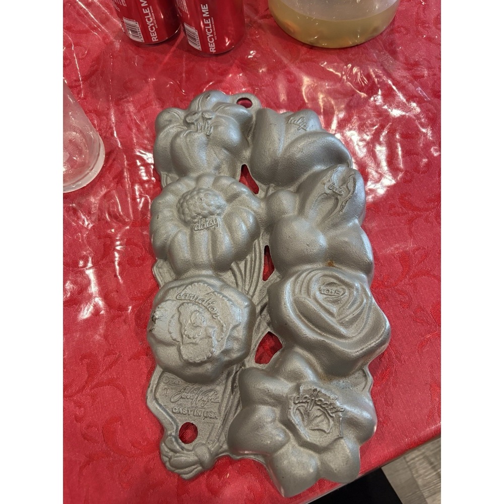 VTG John Wright Cast Iron Flower Mold Muffin Bread Baking Pan 1991 USA 13"x 7.5"